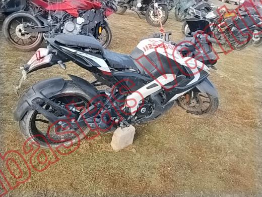 BAJAJ PULSAR 200 RS 2023, foto 12 de 19