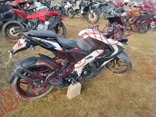 BAJAJ PULSAR 200 RS 2023, foto 13 de 19