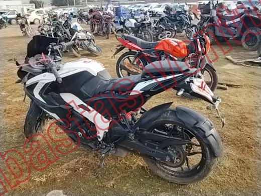 BAJAJ PULSAR 200 RS 2023, foto 17 de 19